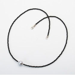 Spinell-Kette schwarz facettiert mit hellgrauer Süßwasser-Perlen in 52 cm Länge