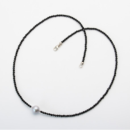 Spinell-Kette schwarz facettiert mit hellgrauer Süßwasser-Perlen in 52 cm Länge-Edelsteinketten