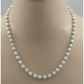 Perlenkette weiß mit Apatit in neonblau und türkis 52 cm lang-Perlenketten