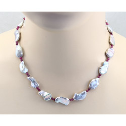 Keshi-Perlenkette silbergrau mit kleinen Rubinen in 46 cm Länge