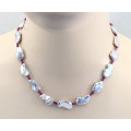 Keshi-Perlenkette silbergrau mit kleinen Rubinen in 46 cm Länge-Perlenketten
